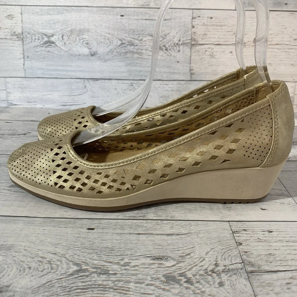 Naturalizer Wedges Womens 8 M Gold Brina Metallic Laser Cutout Perforated Casual
